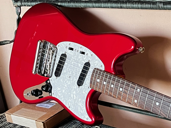 Preview: 2012 Fender Japan 69 Reissue Mustang Candy Apple Red, Matching Headstock - 2nd Hand