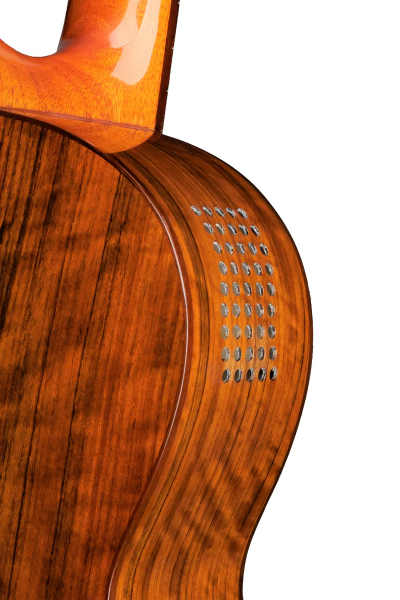 Amano 8A, Fichte / Ovangkol vollmassiv, Monitorschallloch, made in Spain