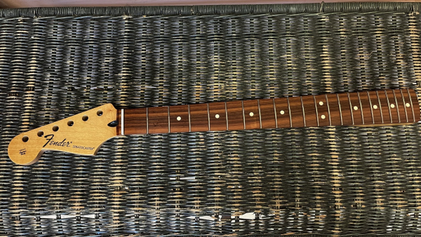 Fender Player Series Stratocaster Neck Lefthand PF Dot Inlays, 9,5'', Modern C, 21 Medium Jumbo Frets