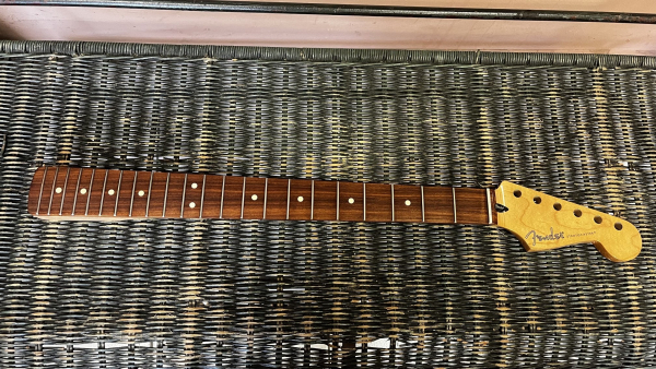 Fender Sub-Sonic Baritone 27,5 Mensur, Stratocaster Neck, 22 Medium Jumbo Frets, Modern C, 9,5 Radius