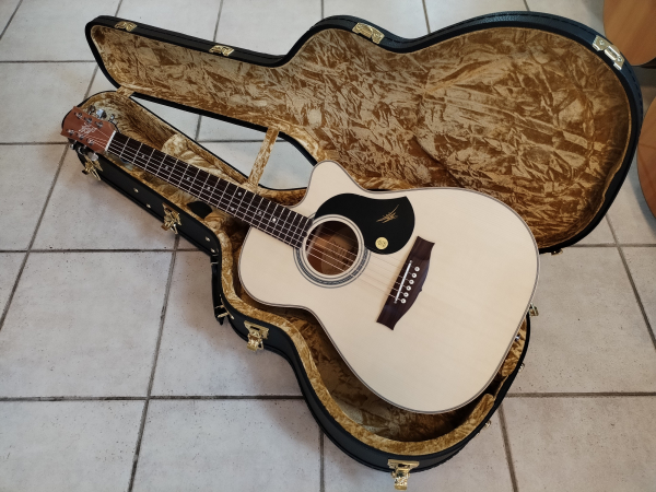 Maton EBG-808C Joe Robinson Signature