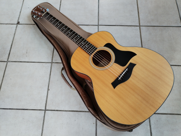 Taylor 114e second hand incl.Bag