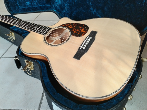 Preview: Larrivee OMV-50 Mahagoni Traditional