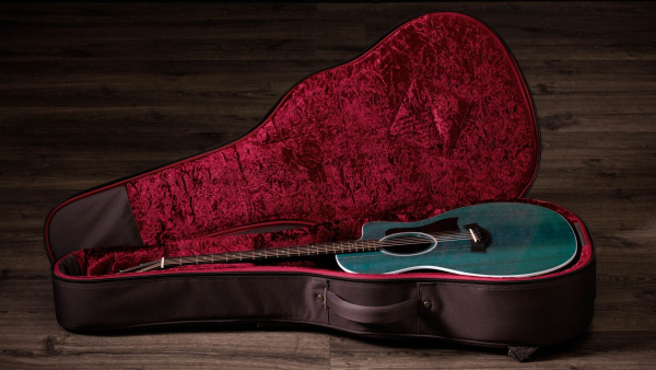 Taylor 214ce Plus Special Edition Transparent blue