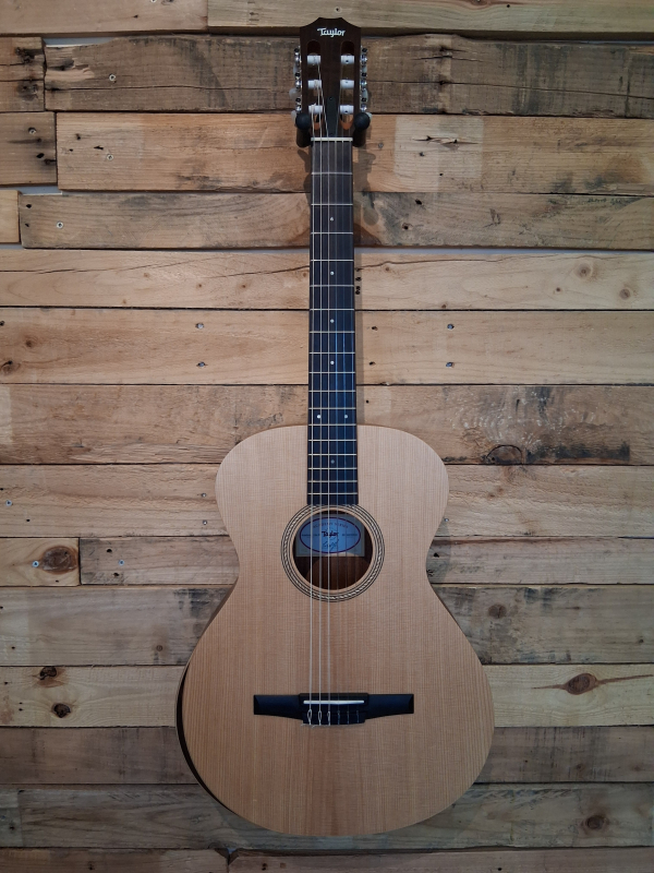 Taylor Academy 12e-N, Fichte massiv / Walnuss, Pickup, Armrest, gebraucht