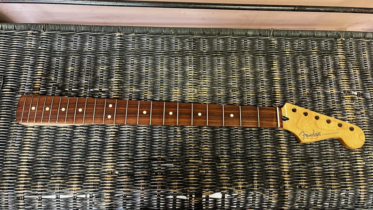 Fender Sub-Sonic Baritone 27,5 Mensur, Stratocaster Neck, 22 Medium Jumbo Frets, Modern C, 9,5 Radius
