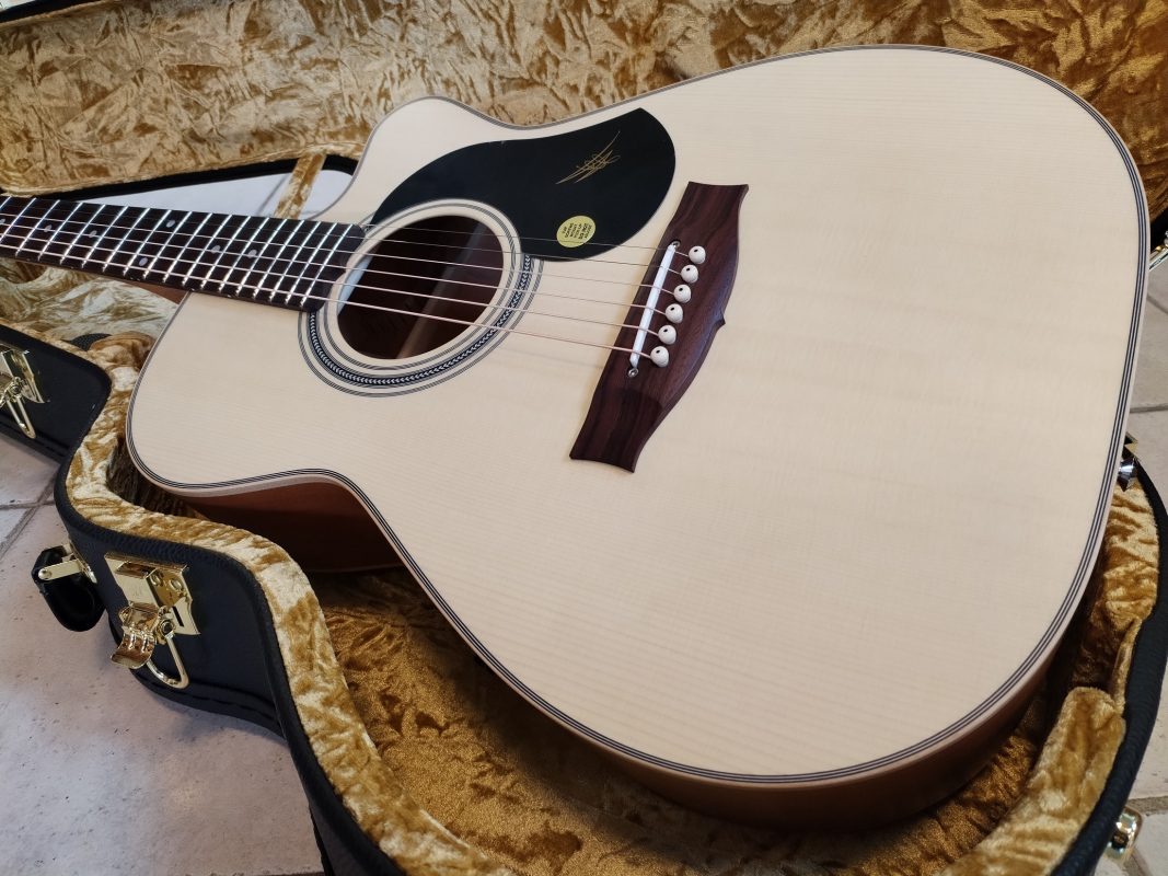 Maton EBG-808C Joe Robinson Signature