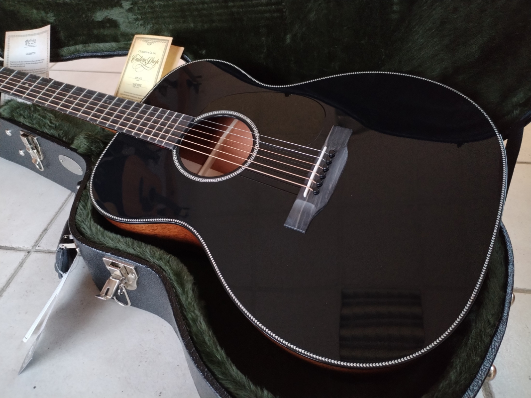 Martin OM Custom Shop black top