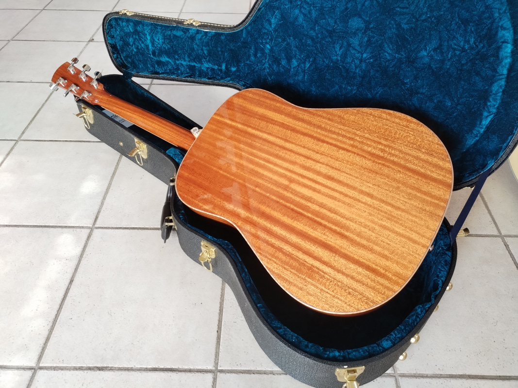 Larrivee D-05 second hand incl. Case