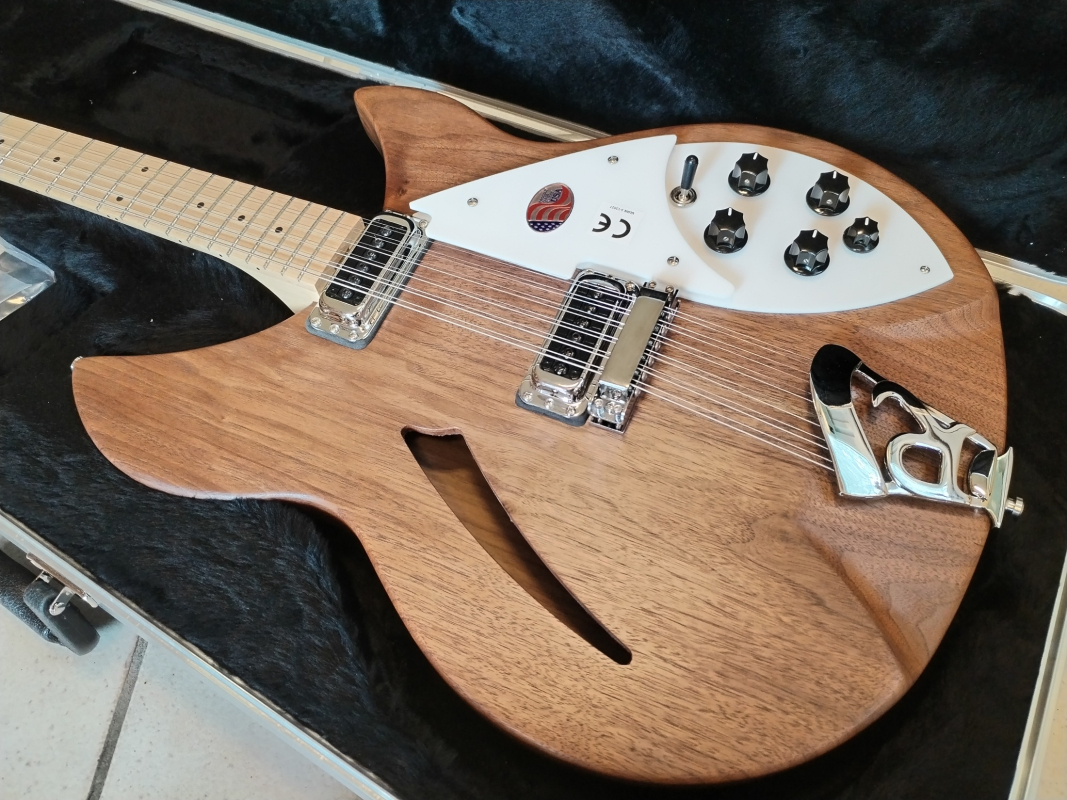Rickenbacker 330/12W Walnut incl. Koffer