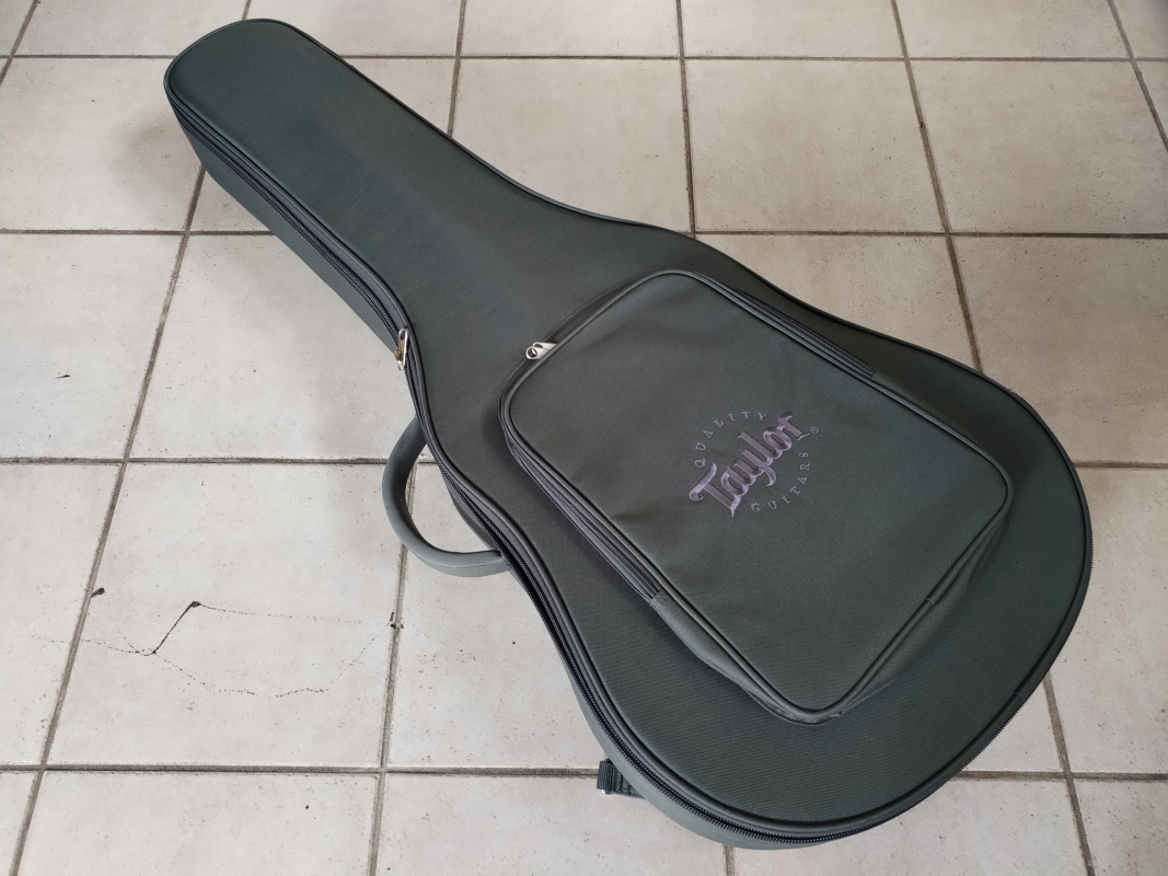Taylor Aero Case GA Grand Auditorium second hand