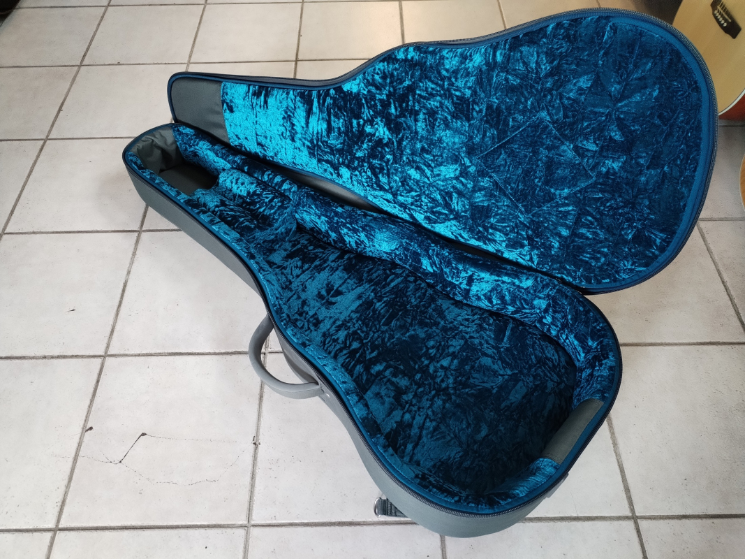 Taylor Aero Case GA Grand Auditorium second hand