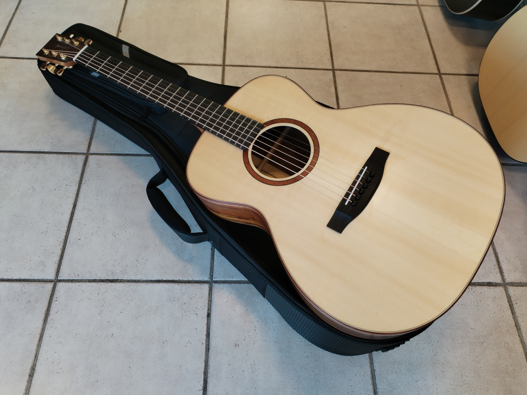 Lakewood M-18 Eigenart