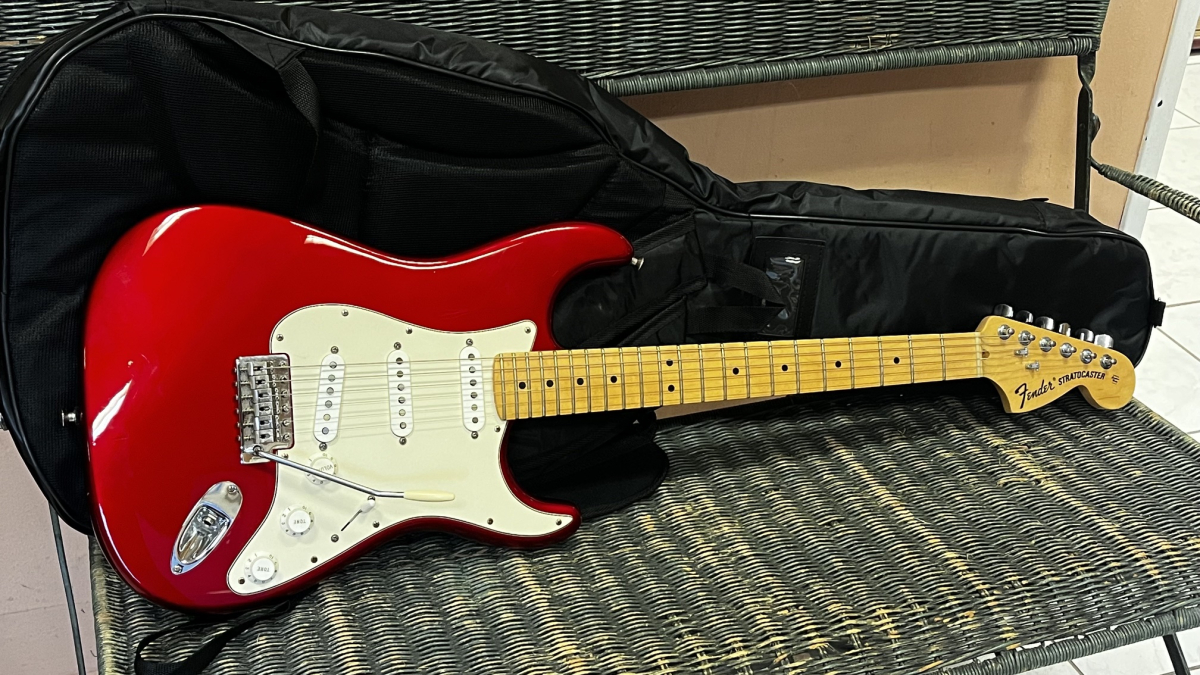 2009 Fender American Special Stratocaster, Maple Fingerboard, Candy Apple Red - 2nd Hand