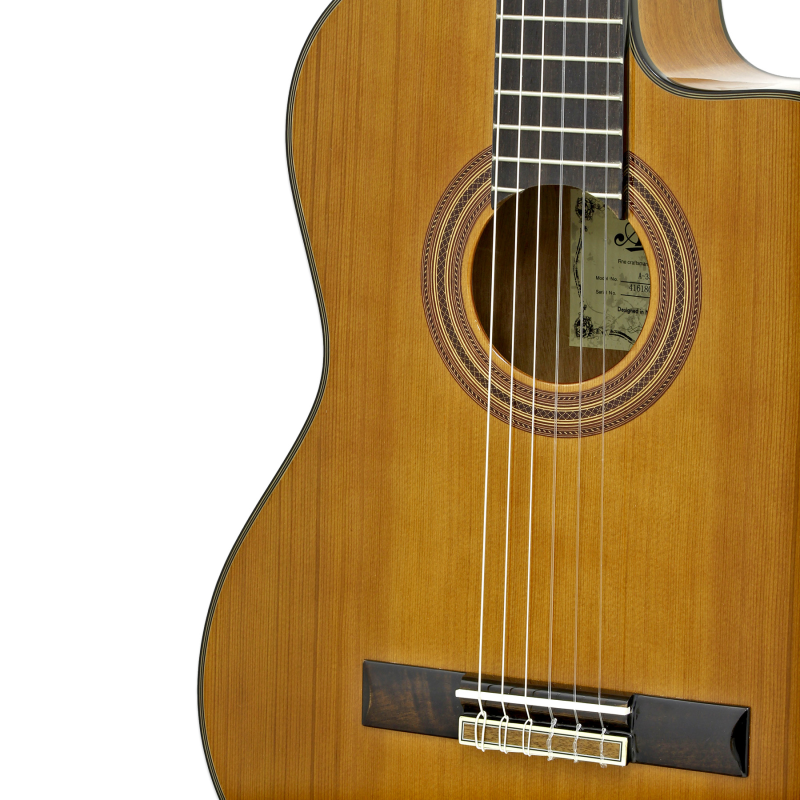 Aria A35CE, Zeder massiv / Mahagoni, Cutaway, Pickup, 48mm Sattelbreite