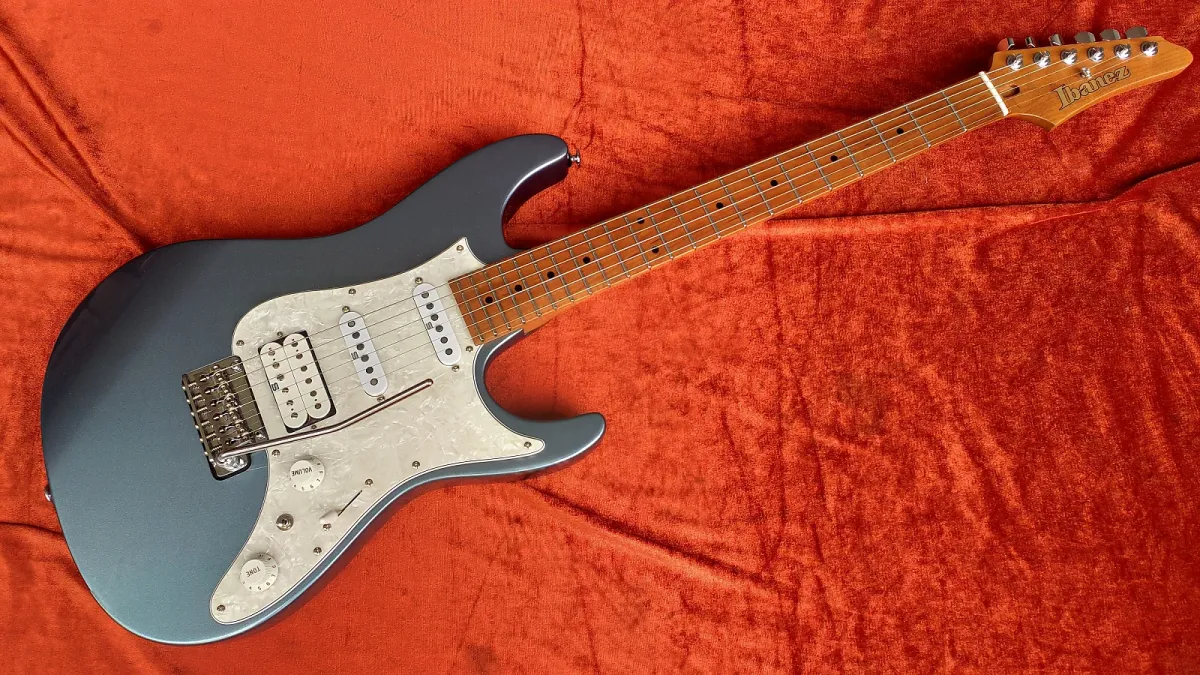 Ibanez AZ2204 Prestige * Made in Japan * Seymour Duncan Hyperion single coil and Humbucker PU *